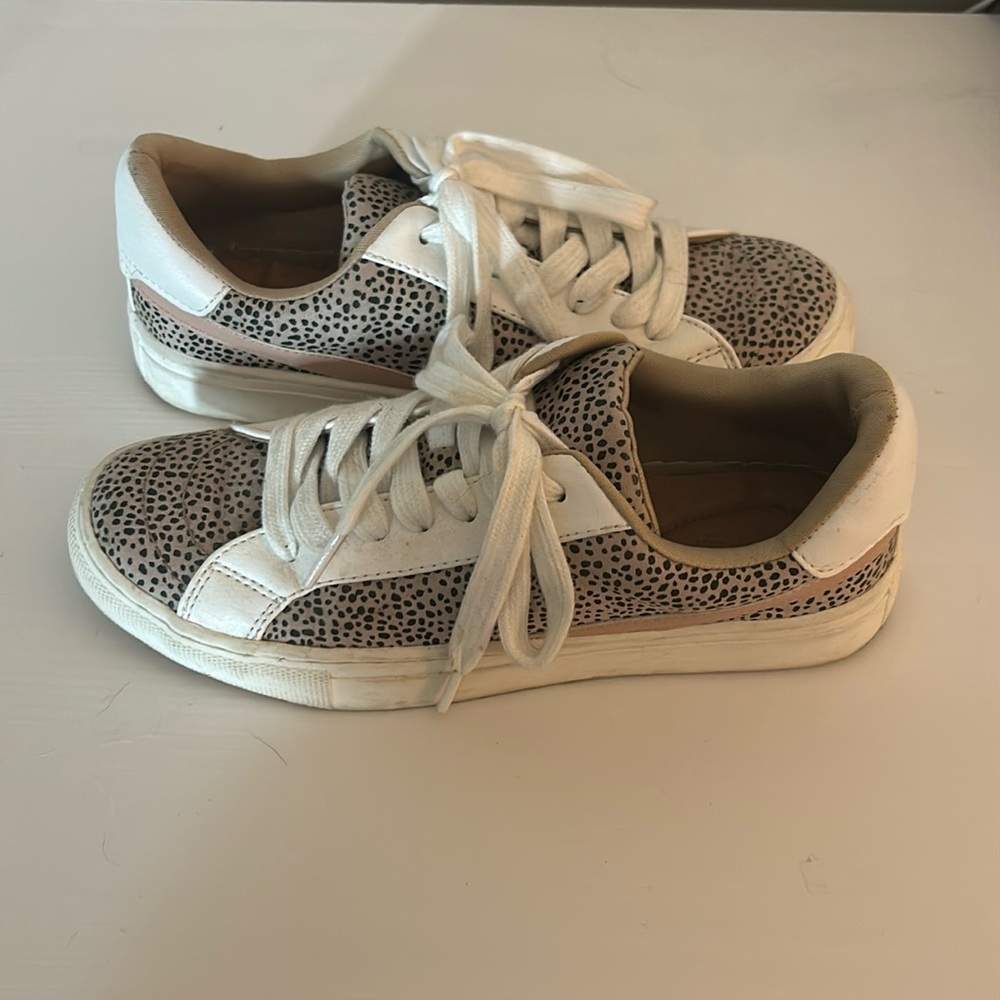 Universal Thread Sneaker